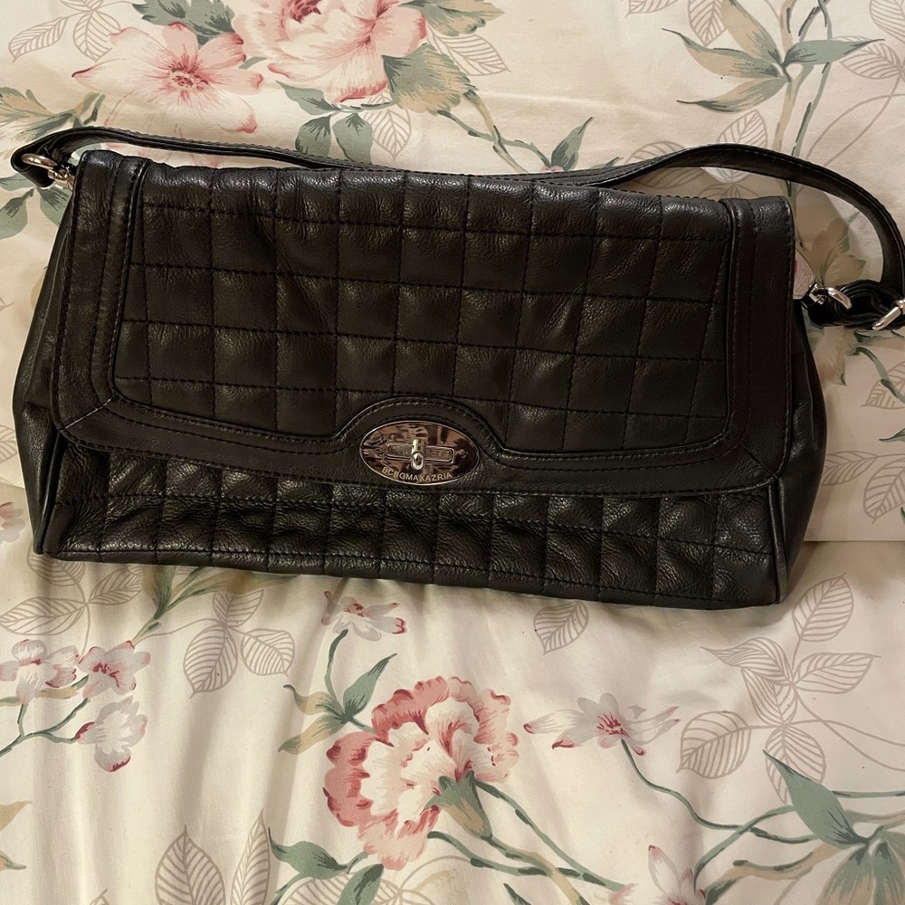BCBG MAX AZRIA BLACK LEATHER QUILTED HANDBAG